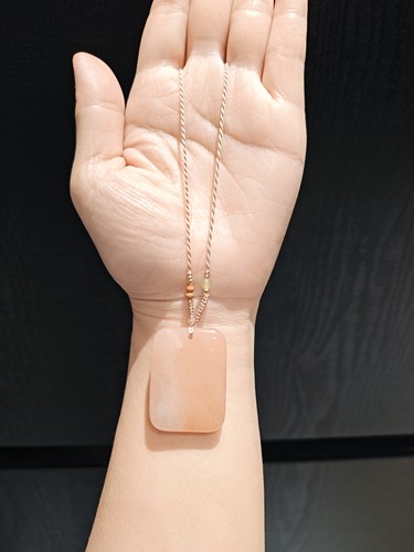 35乘26mA级桃花娘无事牌项链毛衣链实物颜色更深