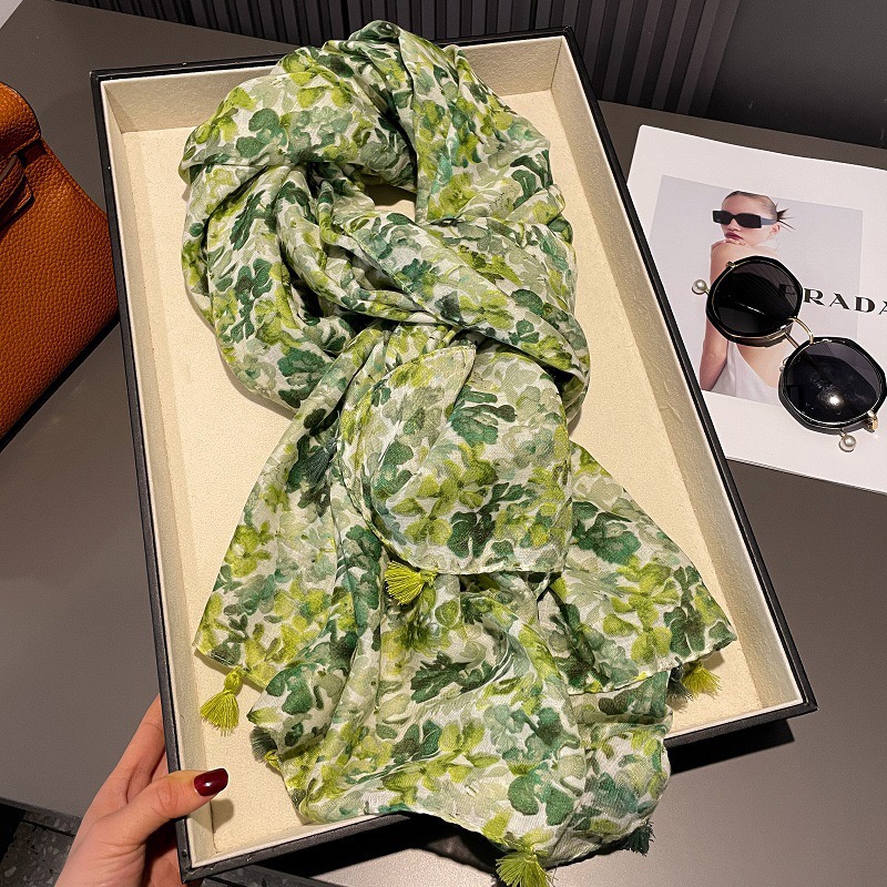 黄绿色碎花挂须丝巾女春夏季百搭时尚大披肩出游防晒薄款棉麻围巾