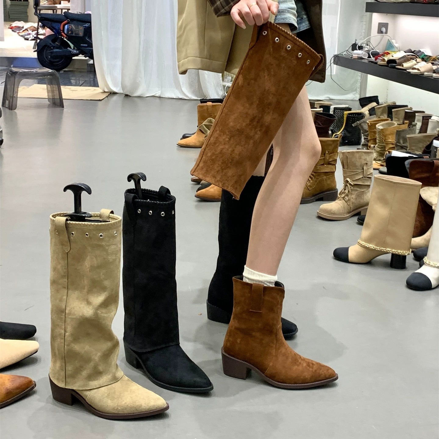 棕色美拉德绒面高跟尖头长筒靴