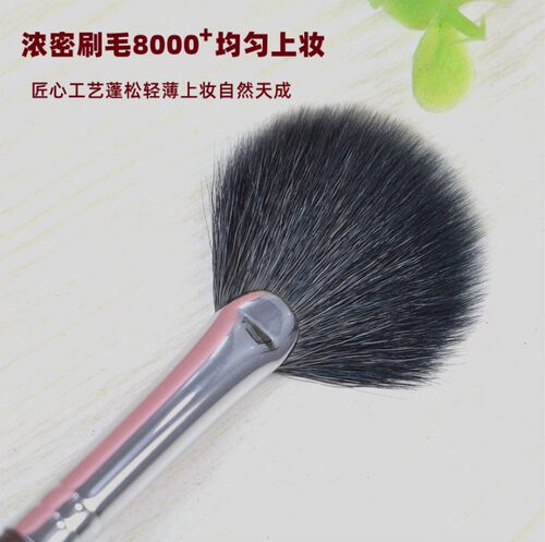高光刷柔软动物毛修容自然妆感