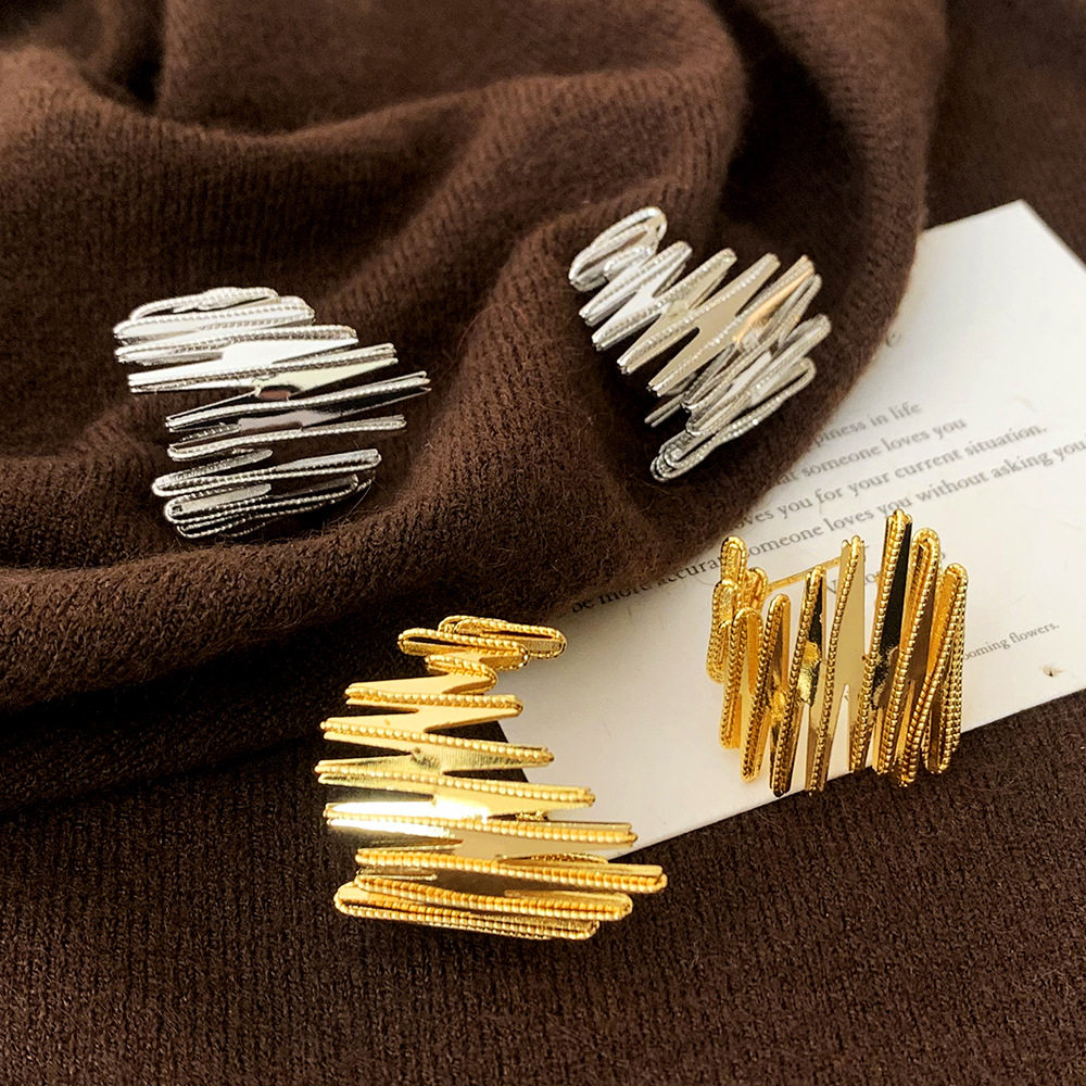 欧美时尚个性不规则麻花条纹耳钉轻奢气质高级感小众百搭耳饰品女