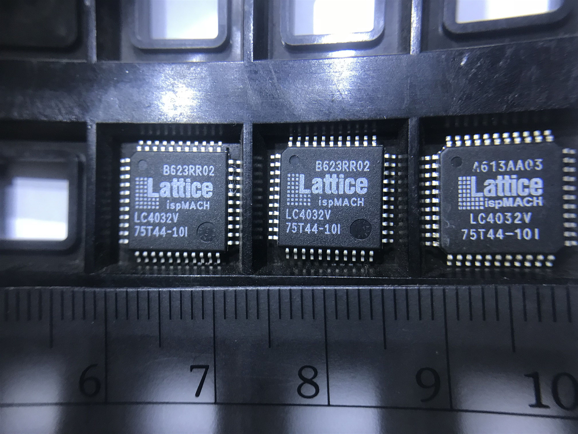 LC4032V-75T44-10I  LC4032V75T44-10I LC4032V 原装全新正品现货