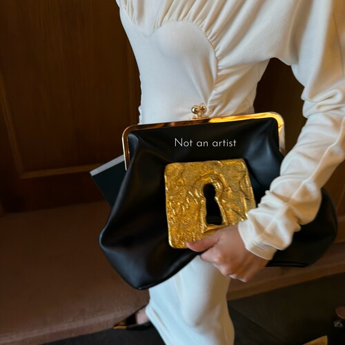 复古做旧锁扣口金手拿包女中古高级感软皮褶皱包通勤晚宴轻奢女包