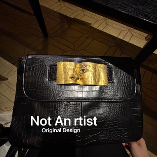实拍原创小众手工pu皮鳄鱼纹设计感金属人脸套手公文袋造型手拿包