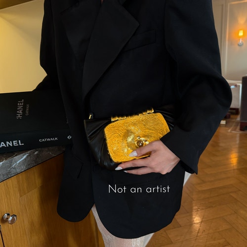 重工金属肌理褶皱女包 黑金轻奢手工腋下包 怪诞肚脐眼设计手拿包