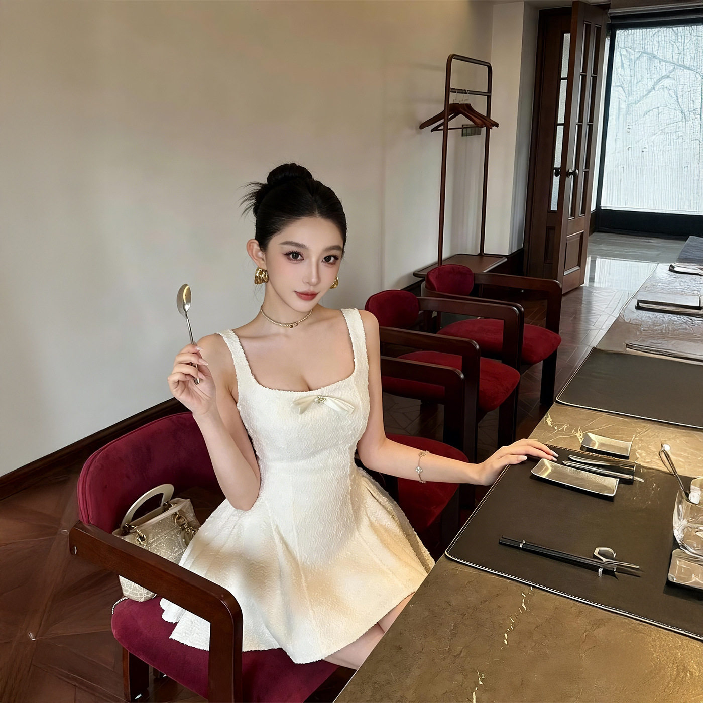 越南小众粗花呢吊带背心短裙女法式方领蝴蝶结收腰后背绑带连衣裙图片