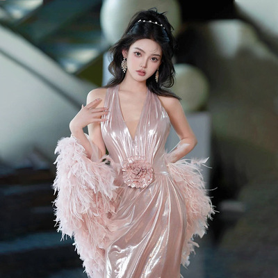 粉色挂脖晚礼服2025新款法式高级感羽毛轻奢小众鱼尾敬酒服女订婚