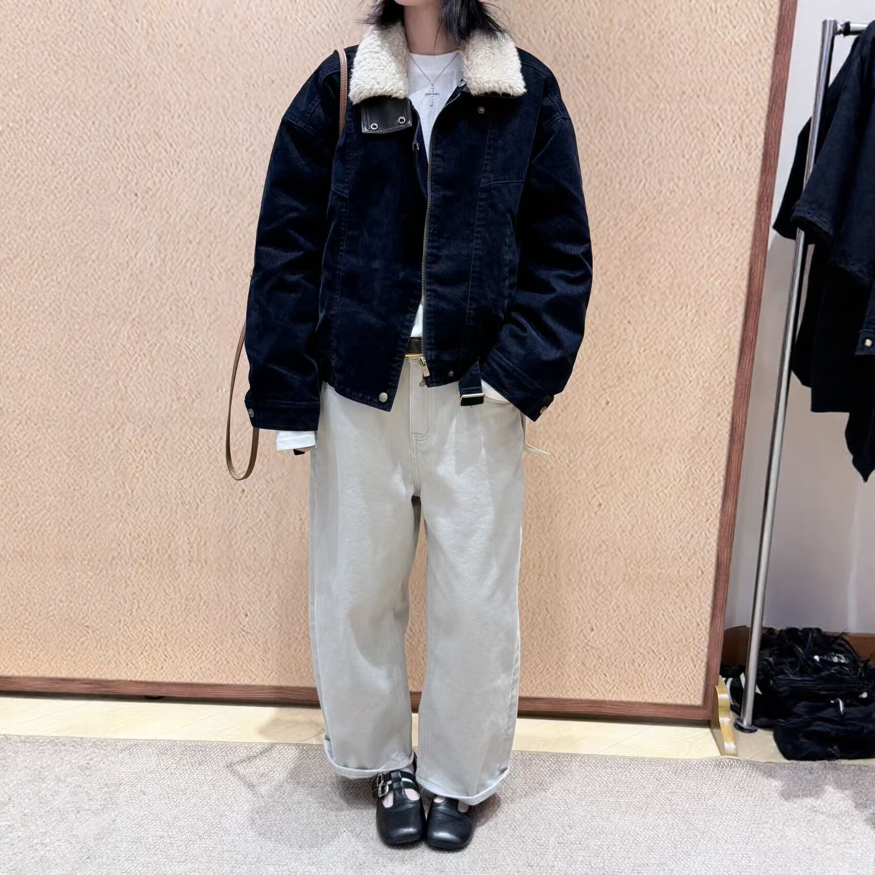 欧货2026冬时尚显瘦毛毛翻领短款牛仔羽绒服女宽松白鸭绒保暖外套