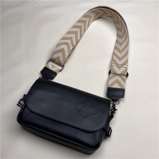 2025韩版男士简约斜单肩跨包宽带小包百搭男女手机包真皮质感背包