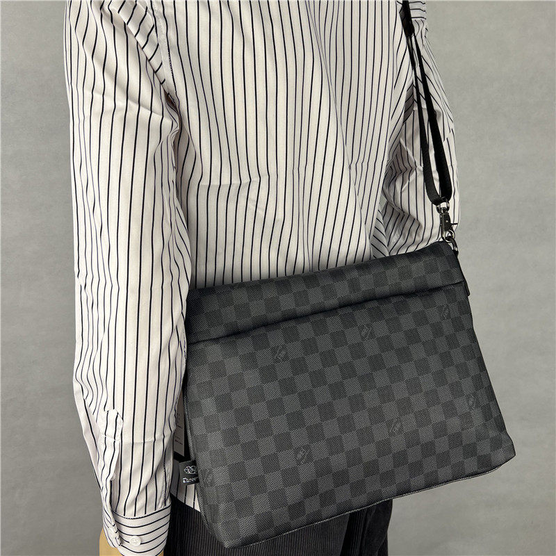 2025国潮男士格纹斜挎包 休闲日韩格子单肩包 简约软皮男包PU背包