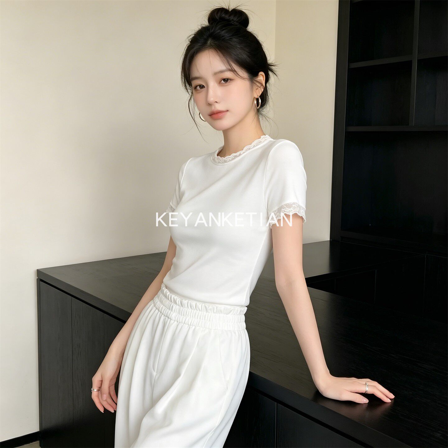 KEYANKETIAN 26079 白色短袖T恤女蕾丝花边气质显瘦正肩短上衣tee