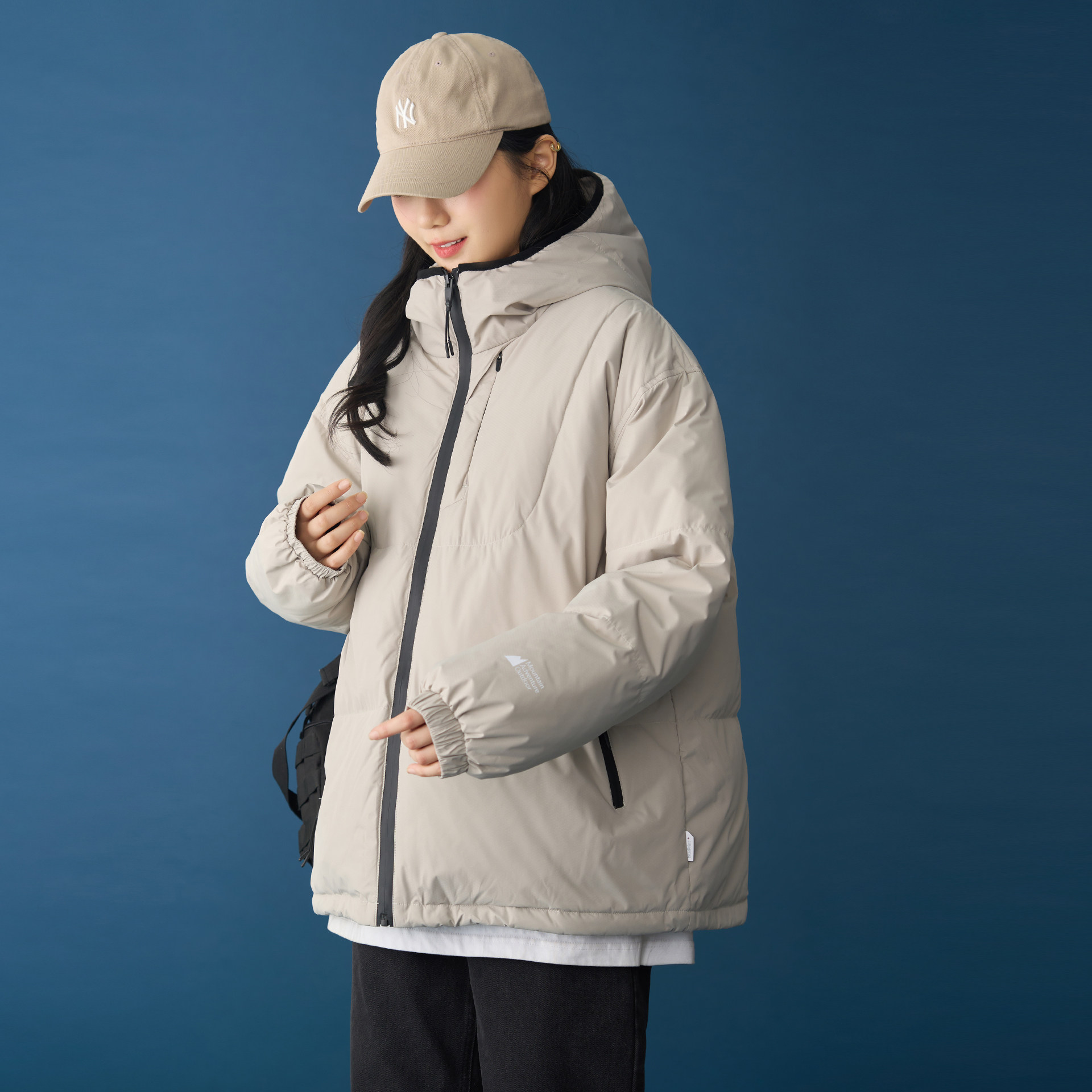 蜂巢储热锁温连帽羽绒服女防水面料冬季通勤户外宽松保暖羽绒外套