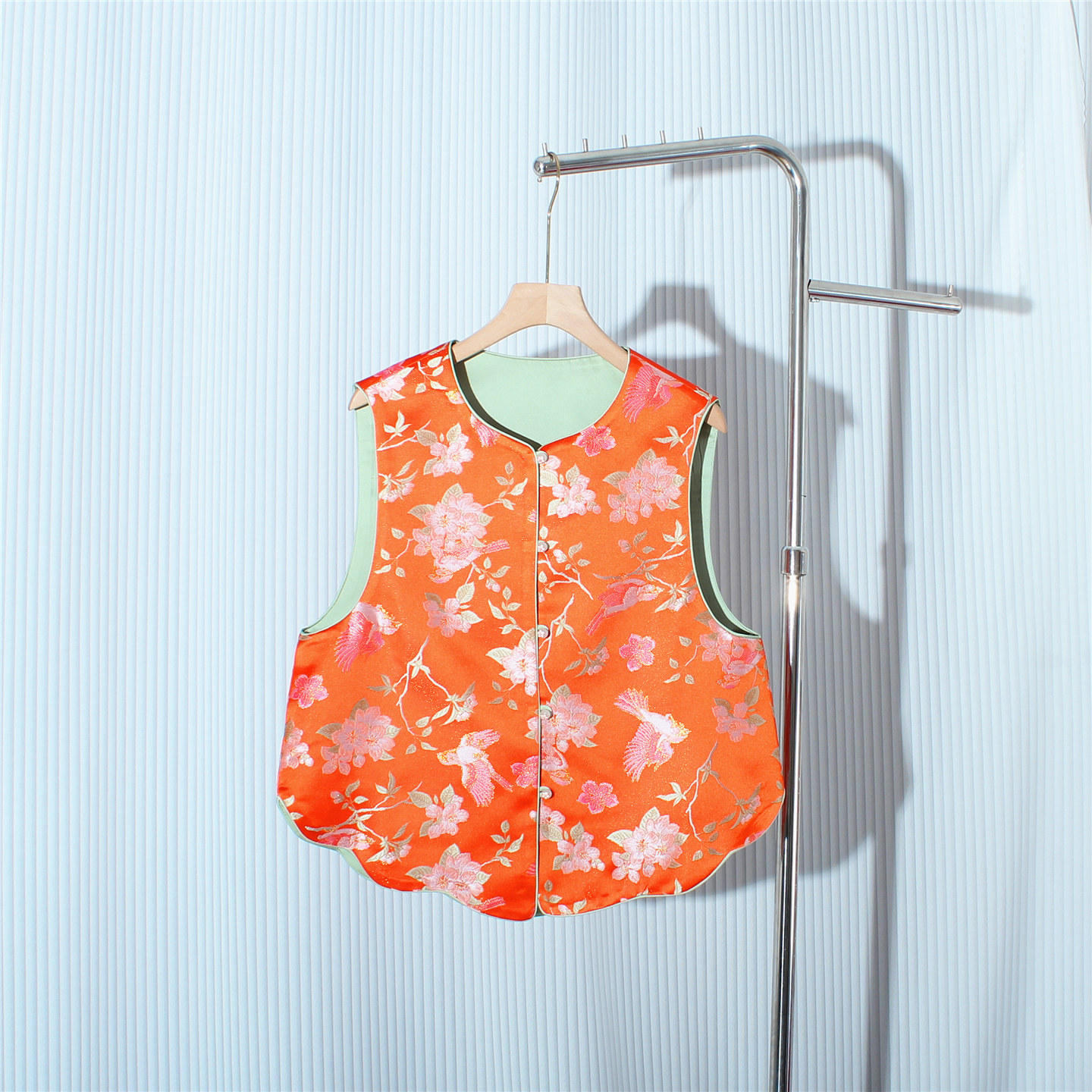 减龄贵气橘色新中式国风马甲女2026年秋冬新款无袖坎肩马夹织锦