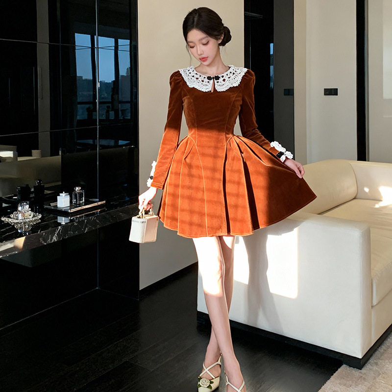 秋冬酒红色丝绒娃娃领连衣裙女蕾丝拼接收腰复古a字裙派对礼服裙