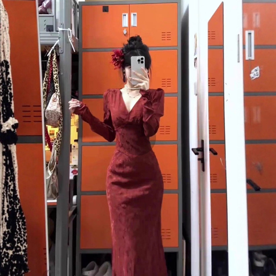 新年战袍生日礼服高端轻奢小众独特漂亮红色V领提花连衣裙