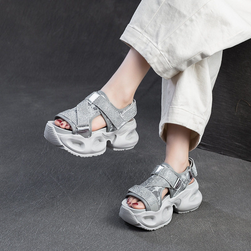 时尚个性增高凉鞋女2026夏季新款小个子休闲烫钻鱼嘴松糕跟女鞋潮