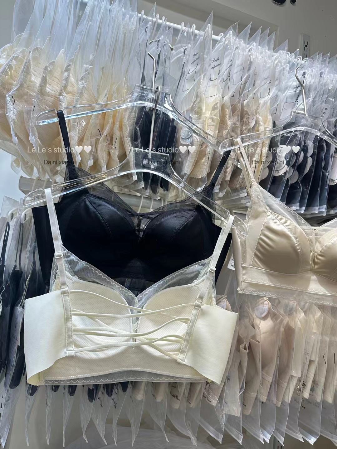 法式轻奢蕾丝网纱拼乳胶固定一体杯内衣露背透气多根带交叉美背潮