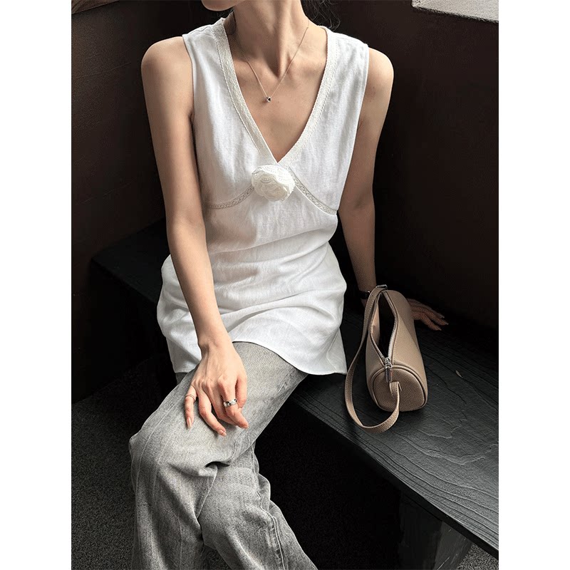 2026超火的连衣裙女夏季法式白色无袖亚麻钩花v领度假风背心裙