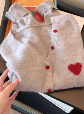 (现货)巨推荐~灰色V领爱心刺绣毛衣女秋冬爆款温柔风软糯针织开衫