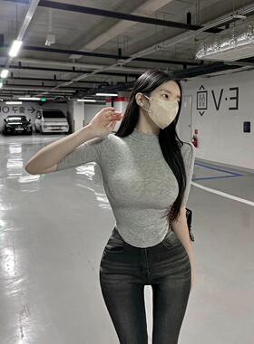 现货~51STUDIO自制新款性感半高领中袖女人味收腰弧形显身材体恤