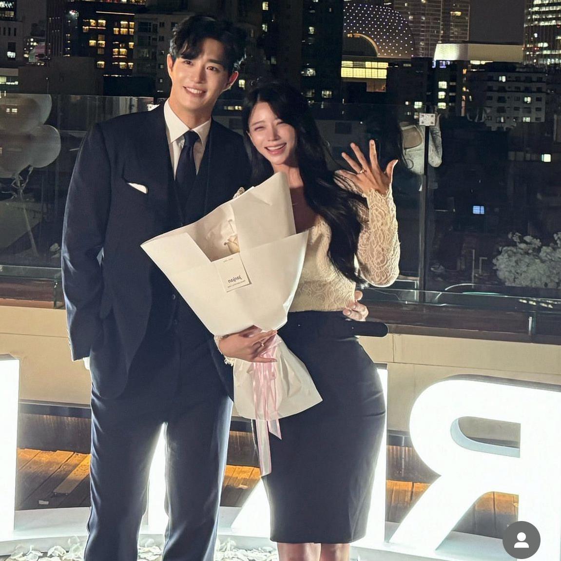 51STUDIO自制ins韩国网红求婚同款蕾丝衫+腰带包臀中秋半身裙套装