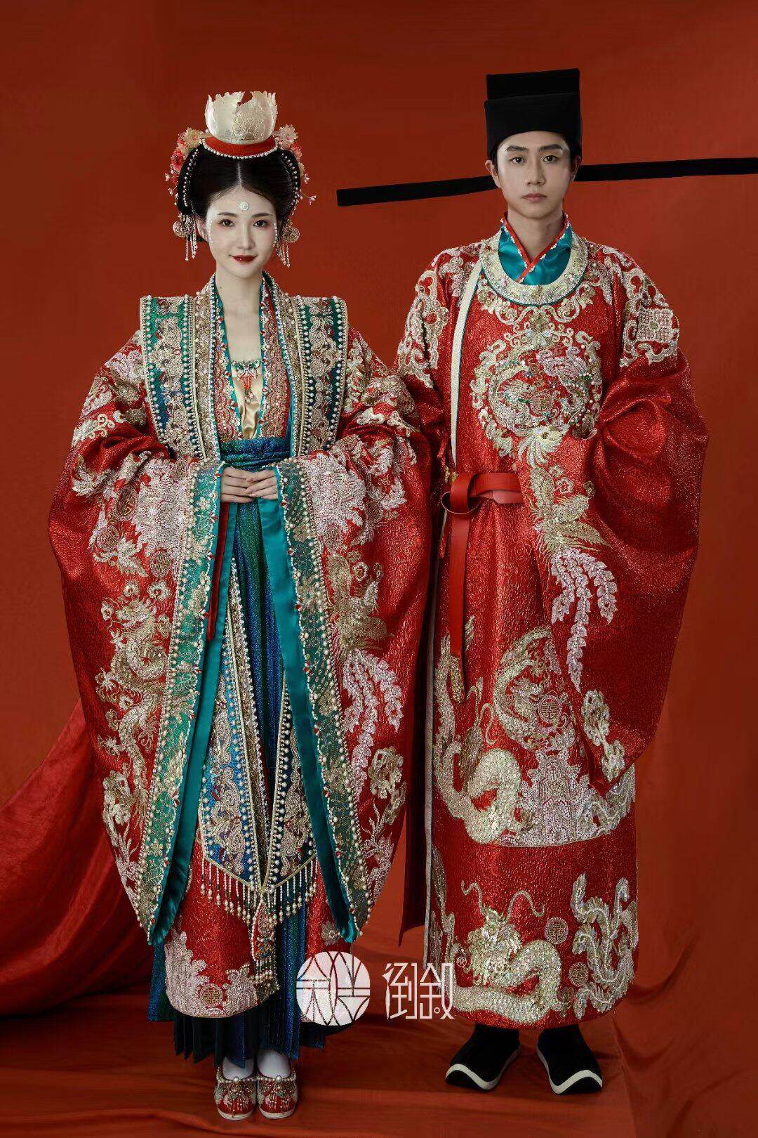 倒叙宋制汉服婚服中式婚礼凤冠霞帔结婚红色重工明制出租婚纱礼服图片