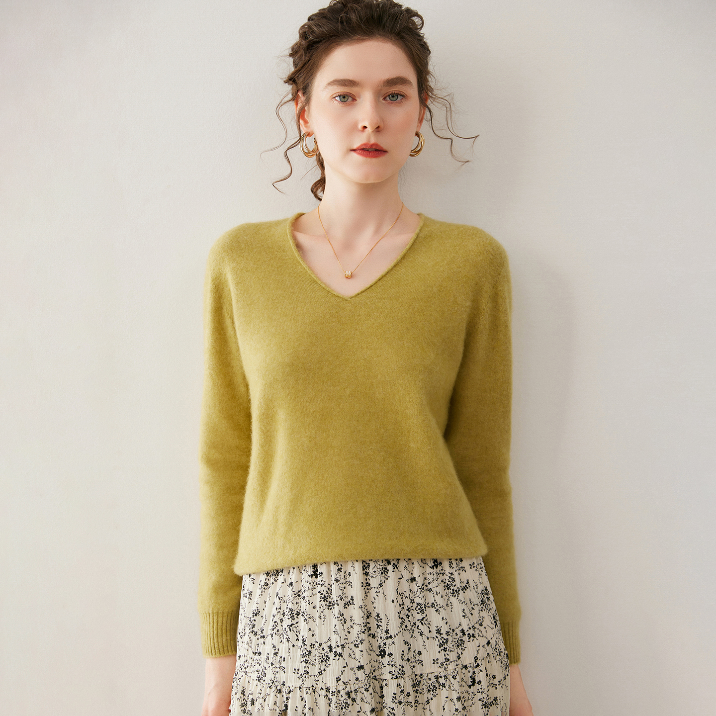 baby小山羊绒女V领卷边毛衣