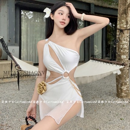 法式纯欲风性感白色单肩连体泳衣女高级感花朵链条裹裙泡温泉泳装