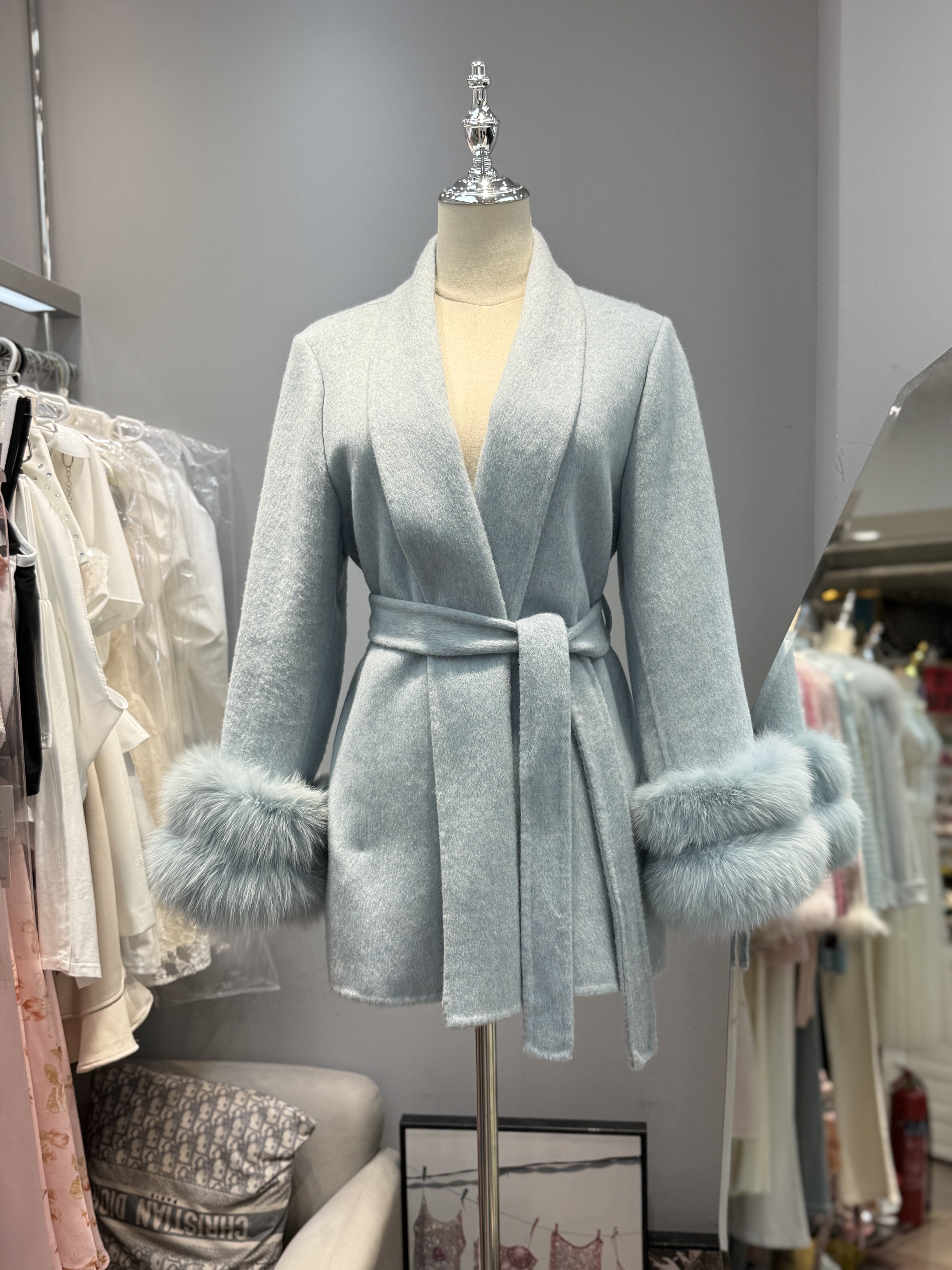 2025秋冬新款天蓝色翻领系带袖口拼接毛毛中长款双面羊绒大衣外套