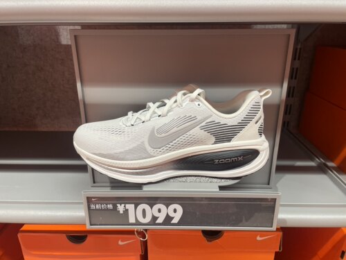 Nike Vomero 18男子气垫缓震透气休闲运动跑步鞋II7189-100