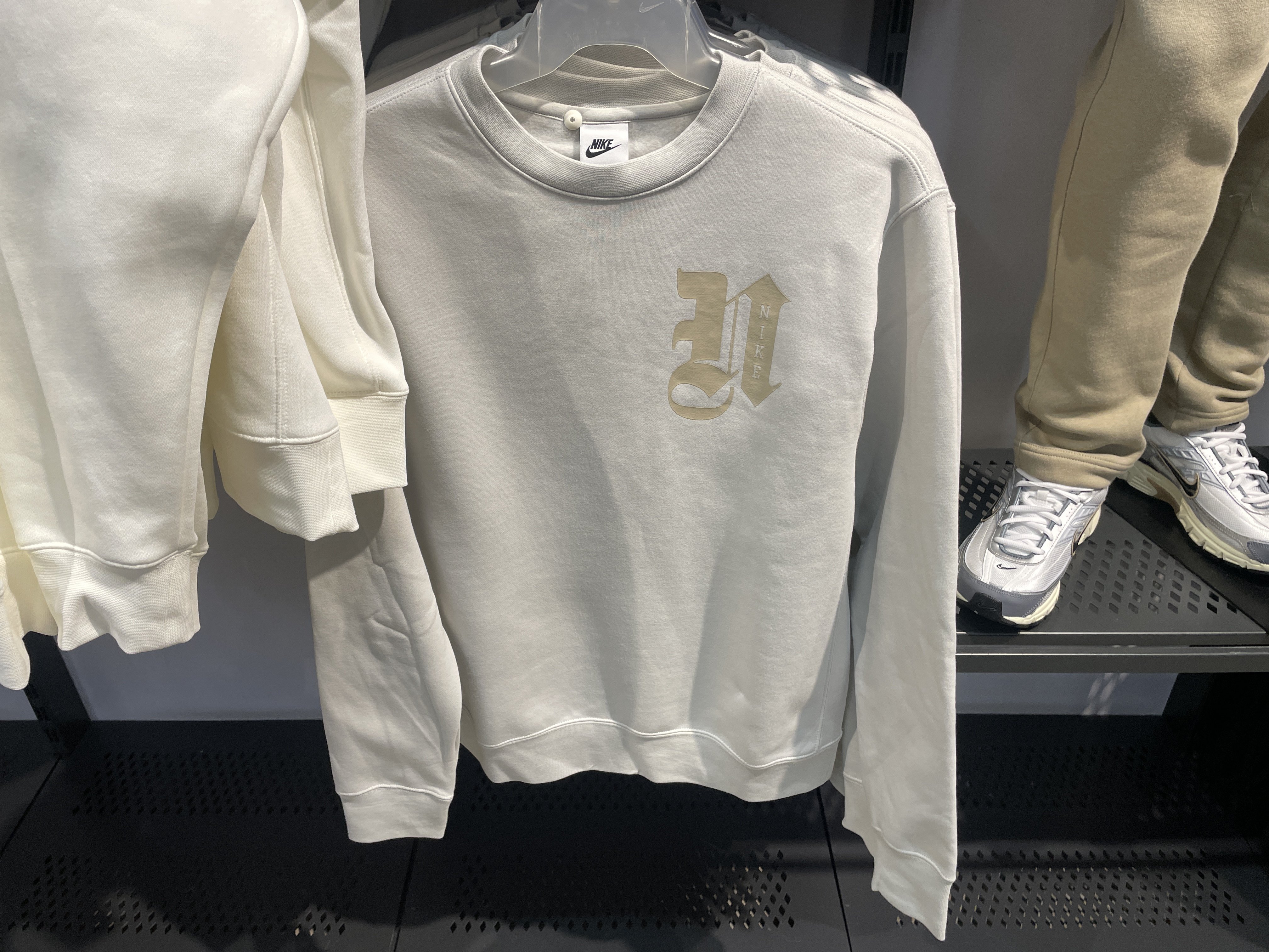 正品女子运动休闲保暖卫衣套头衫IO7907