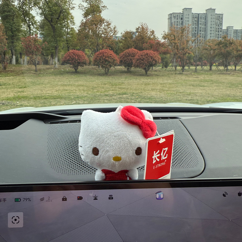 车载显示屏趴趴摆件可爱KT凯蒂猫玉桂狗毛绒玩偶高级感车内装饰品