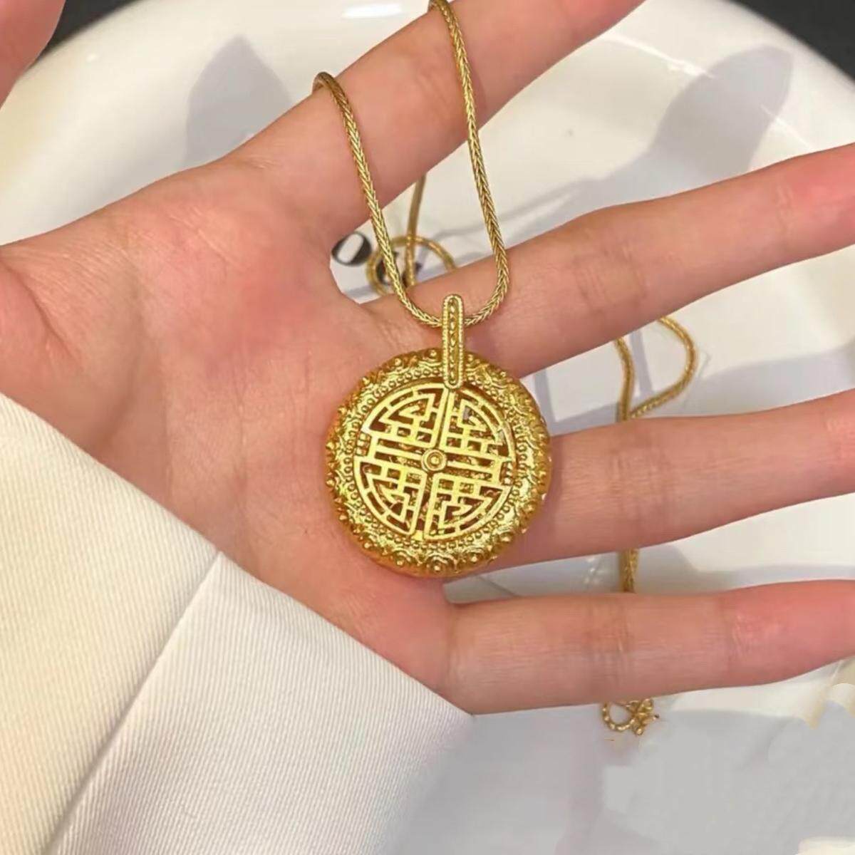 喜上眉梢沙金吊坠黄金色