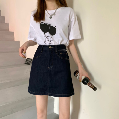 Actual shot of a spring fashionable age-reducing, salty or sweet street celebrity A-line bag hip slimming personalized denim skirt