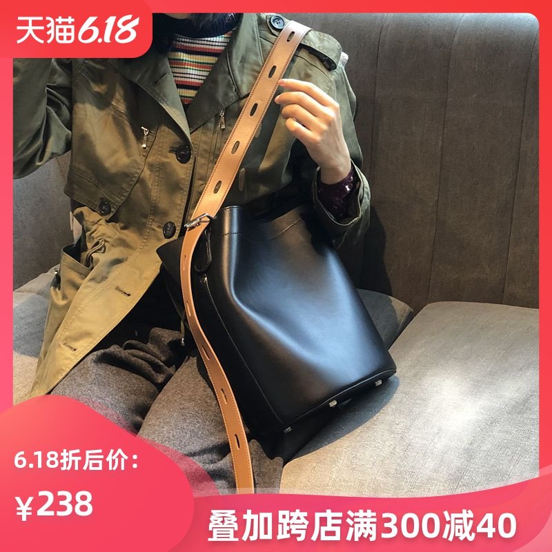 菲色如华2020新款斜挎包牛皮女包气质宽肩带水桶包包女单肩手提包