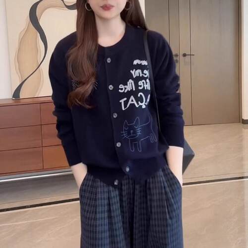 大码洋气减龄卡通刺绣针织毛衣女春季新款胖mm显瘦小众设计感上衣