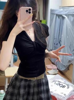 设计感黑色正肩v领短袖t恤女生夏季修身显瘦气质小众别致短款上衣