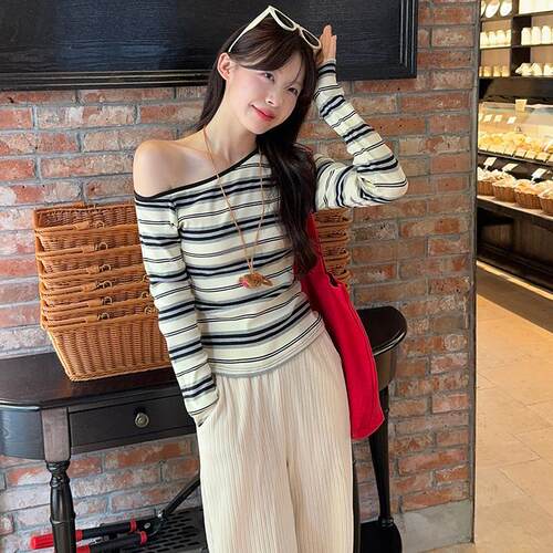 复古甜辣撞色条纹斜肩T恤女装设计感修身显瘦打底衫早秋chic上衣