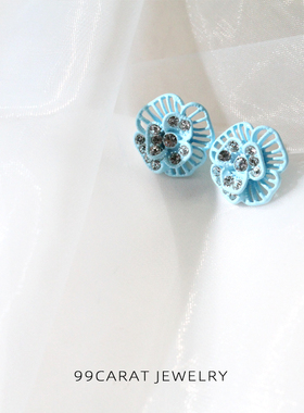 99克拉S925银针淡蓝色镂空花朵耳钉闪钻韩版清新淡雅时尚耳饰女XI