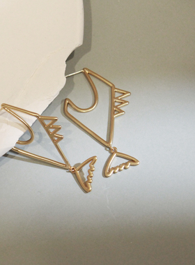 2022秋冬新款复古文艺镂空卡通鲨鱼S915银针时尚夸张耳钉女YZ