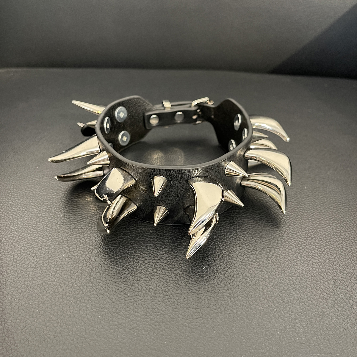 付新博女装金属剑齿尖头铆钉项圈设计感小众时尚领部装饰00711