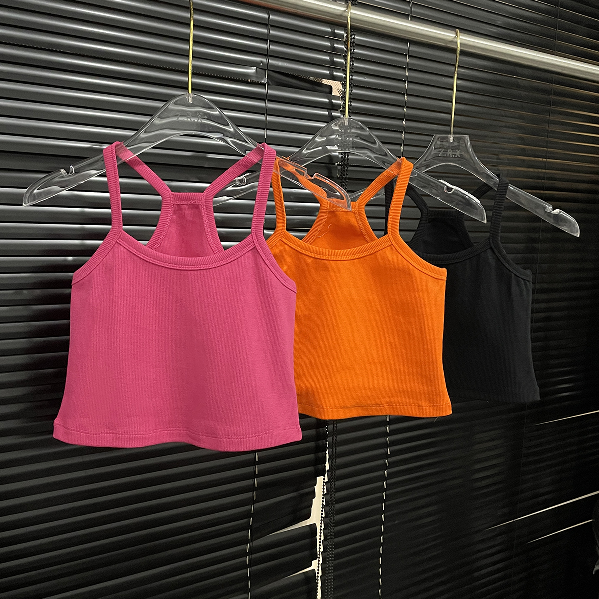 付新博女装显瘦百搭短款背心女休闲时尚无袖运动吊带上衣13904