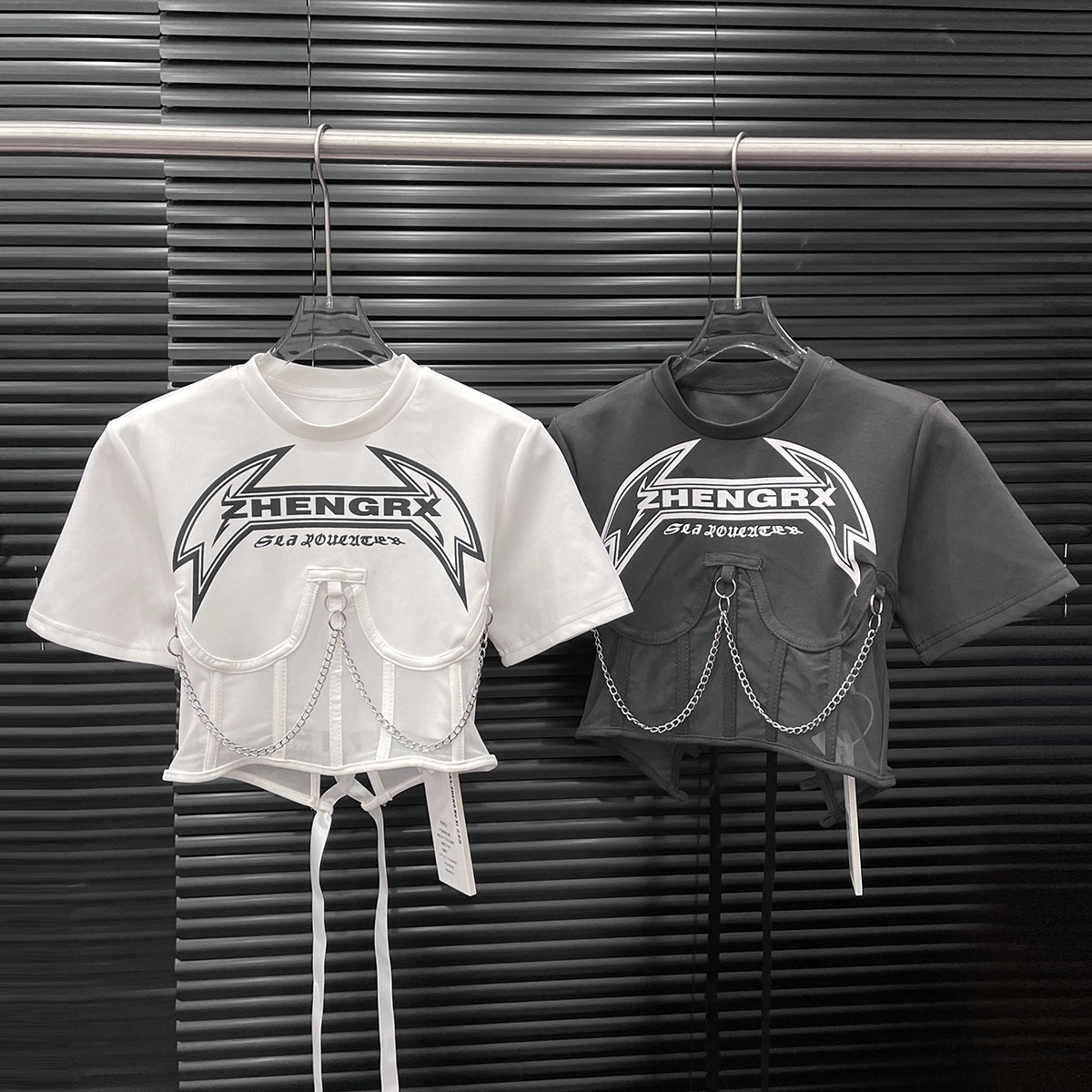 付新博女装拼接鱼骨网纱链条T恤女小众设计辣妹短款塑腰上衣14708