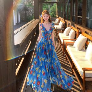 海边度假绝美多巴胺蓝色V领碎花吊带连衣裙女设计感收腰沙滩长裙