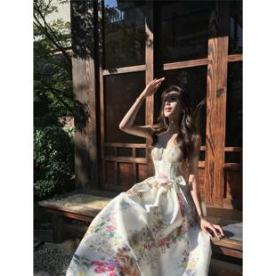 设计感压褶鱼骨碎花裙甜美江南景德镇海边度假穿搭吊带印花长裙子