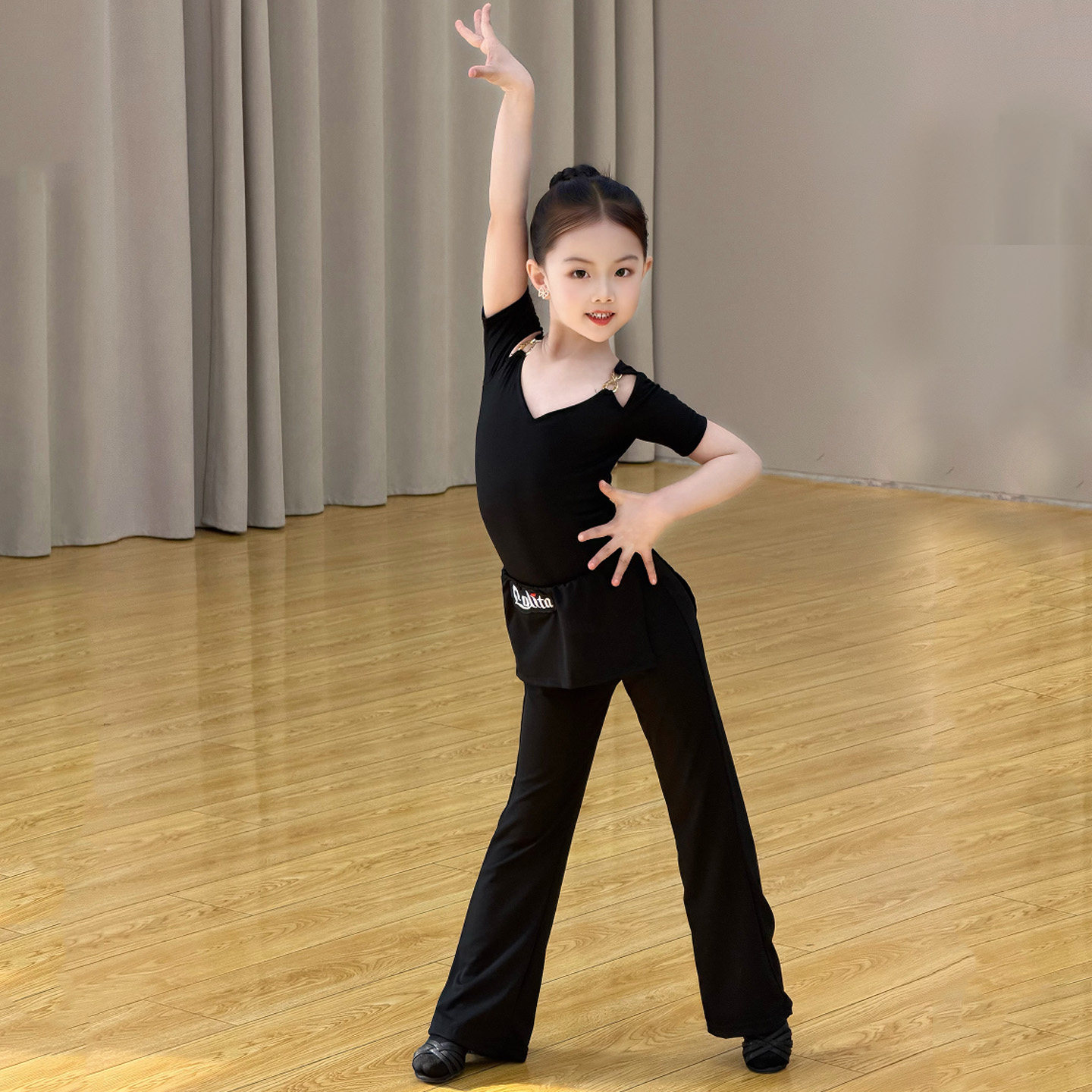2026拉丁舞服春夏新款少女儿童高级感短袖表演出训练功服装喇叭裤 - 实物图