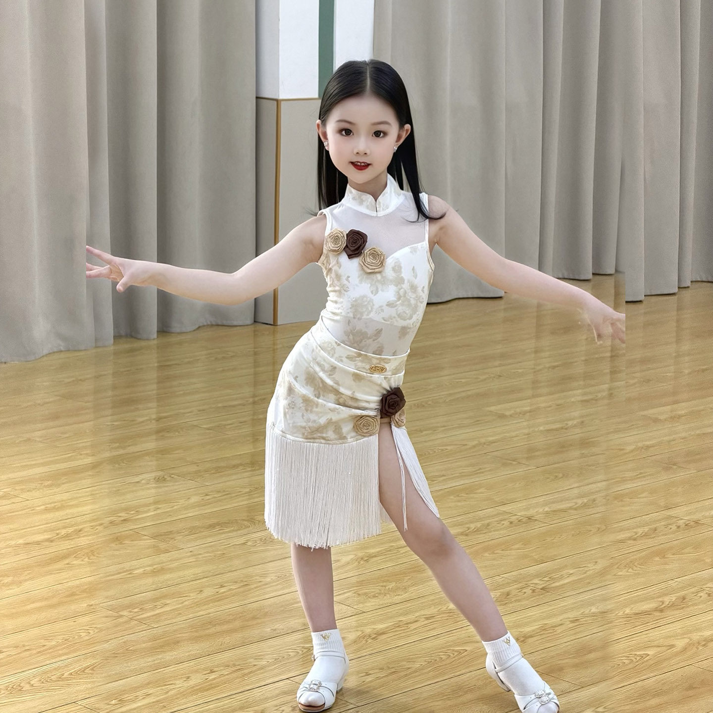 2026拉丁舞服套装女白国风旗袍跳舞蹈练功服儿童流苏裙演出表演服