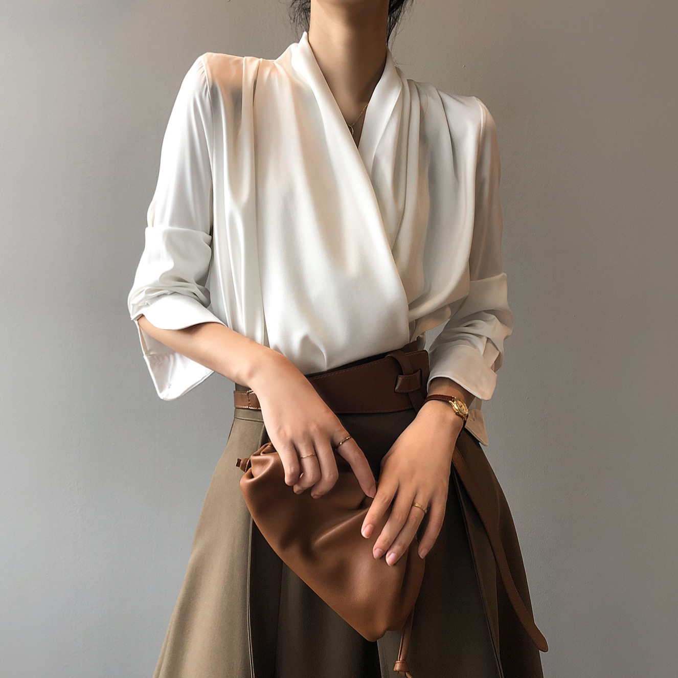 三彩 虹官方旗舰店罗芬故事面料职场女装缎面V领衬衫2023春季垂感