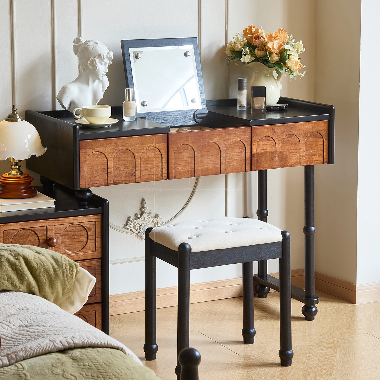 法式复古中古风梳妆台主卧2025新款斗柜卧室一体床边储物化妆桌