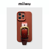 氛围手机保护壳 15系列冬季 美拉德暖栗子棕复古皮带液态精孔硅胶iphone17Promax经典 铜扣腕带手机壳苹果16